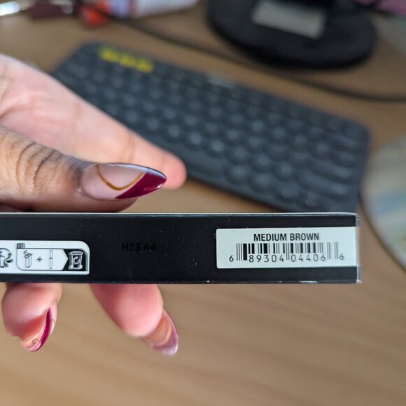 Anastasia Beverly Hills Brow Definer in Medium Brown - Picture 4 of 5